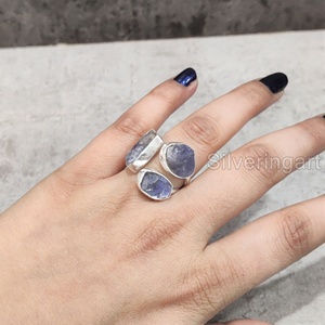 Bague pour femme en argent sterling 925 avec trois pierres brutes naturelles ajustables en Tanzanite, pierre de naissance de décembre - Product Image 2