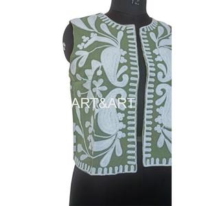 Chaqueta de Invierno de Algodón con Bordado Suzani Hecha a Mano, Chaqueta Corta Suzani para Mujer, Talla Única, Chaqueta Corta Acolchada - Product Image 2