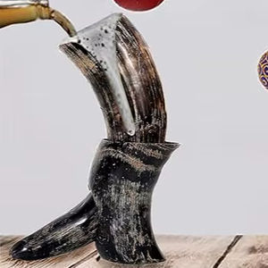 Corne à boire viking médiévale en corne de buffle faite à la main avec finition au toucher réel, motif sur le thème de l'amour, avec support pour cadeaux d'affaires - Product Image 1
