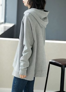 เสื้อฮู้ดโอเวอร์ไซส์สำหรับผู้หญิง EVER GLOW สีพื้น ดีไซน์ไหล่ตก ทรงเอซิมเมตริก ไซส์พลัส ผ้าฟลีซ 100% คอตตอน คุณภาพสูง - Product Image 4
