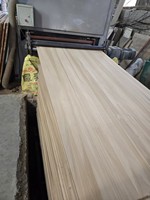 Panneaux en bois de peuplier carbonisé brun foncé, traités thermiquement, collés sur les bords, pour dessus de table et revêtements muraux intérieurs