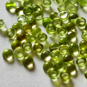 หินเพอริโดทธรรมชาติ2มม. แบบระยะประชิดหินหลังแบน AAA Peridot อัญมณีขายส่งมากสำหรับเครื่องประดับ - Product Image 1