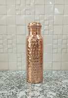 Bouteille isotherme artisanale en cuivre ayurvédique 950 ml avec couvercle, pour bureau, à boire directement, toutes occasions Z M CREATIONS CP-101