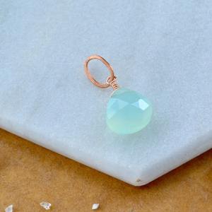 Pendentif en chalcédoine aqua en forme de larme facetté, pierre naturelle bleu doux, plaqué or rose, bijou artisanal - Product Image 1