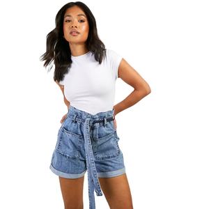Short en jean bleu lavé à l'acide pour femmes avec de grandes poches avant et des sangles comme ceinture Design respirant - Product Image 1