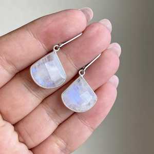 Pendientes de plata de ley 925 con piedra lunar arcoíris triangular de 20 mm, engastados, con brillo llamativo de verano, cierre de palanca, piedra de nacimiento de junio, con destellos. - Product Image 2
