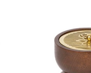 Quemador de Incienso Bakhoor de Madera Oscura de Lujo con Tapa de Metal con Filigrana Dorada, Porta Incienso Redondo de Madera Portátil para Oud y Decoración del Hogar - Product Image 6