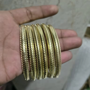 Exquisitos Juegos de Brazaletes de Latón Pulido Hechos a Mano, Diseño Moderno y Ecológico de la India - TAQI CRAFT INTERNATIONAL - Product Image 1