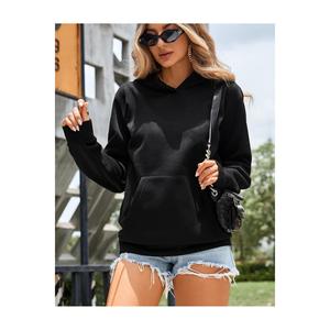Felpa con cappuccio semplice nera morbida con interno in pile