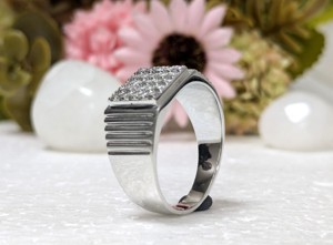 แหวนหมั้นและแต่งงานหรูหราประดับมอสซาไนต์คุณภาพพรีเมียมจาก Lurba Jewels ดีไซน์ทันสมัย ทำจากเงินแท้ 925  แบบฝังเพชร - Product Image 3