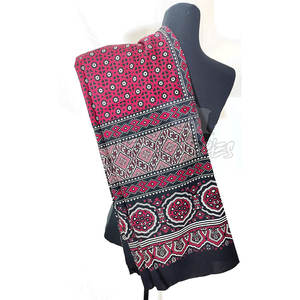 Écharpe inspirée des écharpes Ajrak brodées à la main de qualité supérieure avec détail de la main Option légère et fluide pour un look moderne - Product Image 3