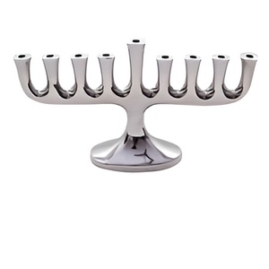 Elegante Menorah pulida brillante de latón, Menorah de diseño de lujo para accesorios de vajilla, portavelas a precio atractivo - Product Image 5