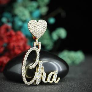 Colgante Personalizado con Nombre en Oro Amarillo Simple, con Diamante Moissanita de Corte Redondo, para Bodas, para Hombre y Mujer, por Phoenix Enterprise - Product Image 4