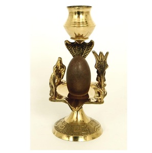 Bougeoir en laiton vintage, support décoratif avec base ornée, design traditionnel - Product Image 1