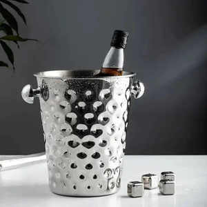 Cubo de hielo de metal de acero inoxidable con diseño martillado con mango, elegante, duradero y perfecto para fiestas y uso en el bar del hogar - Product Image 1