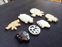 Pendentifs en acier inoxydable gravés sur mesure, motifs tribaux animaux, vente en gros, fabrication artisanale, style punk, bijoux pour femmes