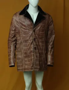 Настроить винтажную кожаную голую коричневую куртку внутри меха