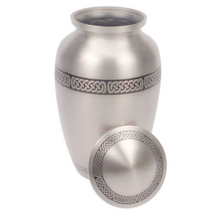 Urna Funeraria de Latón Hecha a Mano con Grabado de Banda Celta, Venta al por Mayor, Urna Conmemorativa Grande para Cenizas Humanas para Entierro - Product Image 2
