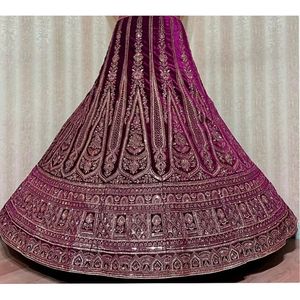 Ensemble Lehenga de mariée exquis Broderie luxueuse avec Zari et paillettes sur tissu en filet léger - Product Image 4