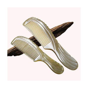 Peigne en corne durable Peigne en corne de buffle Peigne à brosse à cheveux fait à la main Convient aux types de cheveux épais et bouclés - Product Image 1