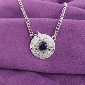 Pendentif médaillon pièce gravée colibris en pierre précieuse Sodalite bleue, serti clos à taille ronde, plaqué argent 925, pour soirées cocktails - Product Image 1