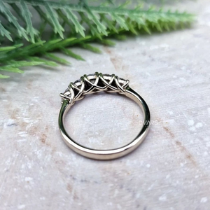 แหวนหมั้นเพชรแล็บโกรว์ห้าเม็ด ดีไซน์หรูหรา ปรับแต่งได้ ความใส VVS รับรองโดย IGI ทองคำแท้ 18K สีขาว/เหลือง/โรสโกลด์ - Product Image 4