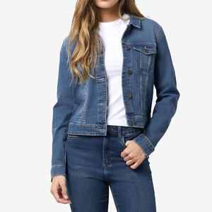 Veste en jean premium conçue pour les femmes recherchant un ajustement confortable et fluide avec un look intemporel et épuré, idéale pour les tenues décontractées. - Product Image 3