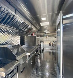 Camión de comida móvil personalizado 8x16 con características de cocina comercial avanzada Ventilación de ruedas para fábrica de bocadillos para venta de barbacoa - Product Image 5