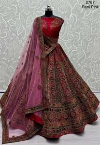 Lehenga choli เจ้าสาวในฤดูหนาวออกแบบด้วยด้ายเย็บปักถักร้อยและแพทช์ทำงานริ้วรอยฟรี - Product Image 6