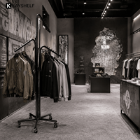 Portants à vêtements mobiles en métal chromé rotatifs, unités d'affichage de vêtements personnalisables pour boutiques de détail