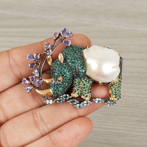 Broche éléphant en pierre verte et perle |   Bijoux fantaisie dorés à thème animal, style vintage, accessoire cadeau pour femme - Product Image 4