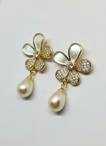 Boucles d'oreilles Jhumka traditionnelles indiennes plaquées or avec perles d'eau douce naturelles, qualité d'exportation premium - Product Image 2