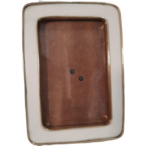 Marco de Fotos Moderno de Metal, Marco de Fotos Rectangular Redondeado con Borde de Latón, Acabado en Esmalte Color Marfil, Decoración para el Hogar - Product Image 1
