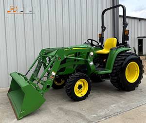 Tracteur à roues John Deere 3038E 70 CV 4x4 à transmission par engrenages avec chargeur frontal pour usage agricole et utilitaire - Product Image 4