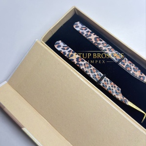 Pince à cils GETUP BROSONS IMPEX en acier inoxydable avec pointe dorée, volume accru, revêtement papier anti-magnétique personnalisé, prise en main parfaite, 10 mm - Product Image 3