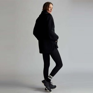 Veste Sherpa confortable pour femme avec fermeture à demi-zip et col haut, parfaite pour le confort par temps froid - Product Image 2