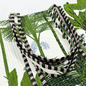 กระเป๋าโท้ทผ้าฝ้ายทำมือลายดอกไม้ต้นไม้สีเขียวแบบสองด้าน  กระเป๋าช้อปปิ้งใบใหญ่แบบมีซิป  แฟชั่นรักษ์โลกสำหรับผู้หญิง - Product Image 4