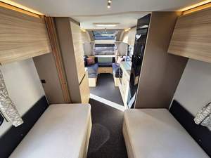 Caravane de luxe tout-terrain 4x4 pour famille, modèle 2022, avec coque en acier inoxydable, pour voyages en plein air, dotée d'une douche et d'une toilette - Product Image 5