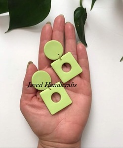 Pendientes de resina hechos a mano para mujeres y niñas joyería de moda de boda de estilo indio clásico con perlas de Javed Handicraft - Product Image 6