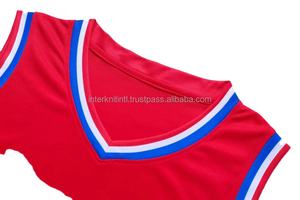 Ensemble d'uniformes de basketball personnalisés OEM |   Shorts de sport pour hommes |   Vêtements d'équipe légers en maille respirante et anti-humidité - Product Image 3