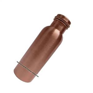 Bouteille d'eau en cuivre pur Une bouteille de conception gravée à la main de qualité supérieure avec des bienfaits ayurvédiques pour la santé, parfaite pour les cadeaux et le yoga - Product Image 2
