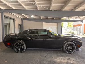 CLEAN 2018 usado D-o-d-g-e Chall_enger SXT Plus RWD - Product Image 2