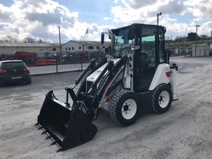 รถตักล้อยางไฮโดรมีค รุ่น HMK62SS ขับเคลื่อน 4 ล้อ ขนาดเล็ก พร้อมระบบขับเคลื่อนแบบสกิดสเตียร์ ประสิทธิภาพสูง - Product Image 3