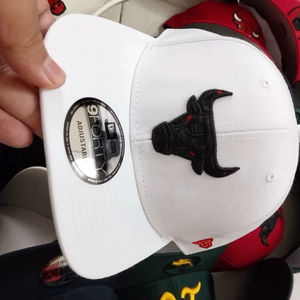 หมวกเบสบอลมีขอบโค้งแบบยก3D แผง6แผง5กำหนดเองโลโก้ปัก - Product Image 5