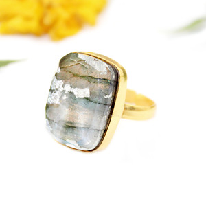 Piedra preciosa natural labradorita hoja de plata doblete piedra de cuarzo 24K chapado en oro anillo de cóctel de latón al por mayor en la India - Product Image 3