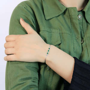 Pulsera Lineal Zarkan Plateada con Patrón Geométrico a Cuadros Verdes, Baño de Rodio, Diseño Clásico y Moderno con Corte Esmeralda, Ideal para Uso Religioso - Product Image 2