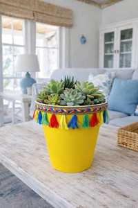 Maceta Decorativa de Plástico con Borlas Amarillas NF Lauren, Estilo Boho, Decorada a Mano, para Plantas de Escritorio - Product Image 4