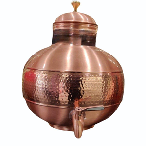 Distributeur d'eau en cuivre pur, autoportant pour cuisine, avec réservoir d'eau saine et pot à design en cuivre, et gobelets ronds martelés - Product Image 1