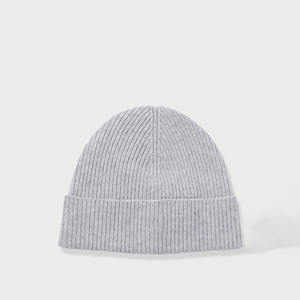 Gorro gris claro de moda con puños Diseño de punto cómodo para hombres y mujeres Ideal para clima frío - Product Image 1