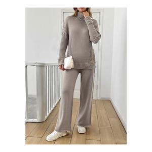 Ensemble en tricot torsadé gris anthracite pour femme avec col côtelé et fentes latérales - Product Image 1